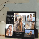 Plaque Photo Chic 5 Photo Collage Aimer la vie avec vous | Noir<br><div class="desc">Chic plaque photo noir et blanc que vous pouvez personnaliser avec 5 de vos photos préférées. Le design est écrit avec un script décontracté et une typographie de police maigre et le libellé dit "aimer la vie avec vous". Le modèle est mis en place pour que vous puissiez ajouter votre...</div>