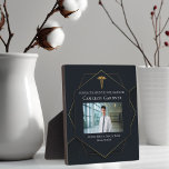 Plaque Photo Chic Black Gold Médicale School Graduation Photo<br><div class="desc">Cette plaque photographique chic de remise des diplômes de l'école de médecine présente un design hexagone géométrique noir et or avec un élégant cathétrique au-dessus d'une photo du diplômé. Photographie moderne accrocheuse de célébration pour un nouveau médecin ou infirmière en 2025.</div>