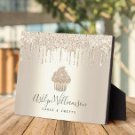 Plaque Photo Chic Gold Cupcake Parties scintillant Drivers Bake<br><div class="desc">Présentez-vous à vos clients, avec cette plaque arrière élégante, sophistiquée, simple et moderne de marque de commerce personnalisé. Un cupcake doré au champagne brillant, une typographie manuscrite et des gouttes de parties scintillant superposent un arrière - plan à l'ombre d'or au champagne métallique. Personnalisez avec votre nom complet et/ou votre...</div>