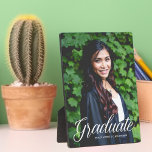 Plaque Photo Chic Graduate Photo 2025 Graduation Keepsaké cadea<br><div class="desc">Cette élégante typographie blanche superpose l'affiche d'obtention du diplôme de photographie avec un script blanc chic sur votre photo de fin d'études secondaires ou collégiales. Customisez avec votre nom et votre classe sous la belle calligraphie sur ce beau décor de fête pour une senior de la classe de 2025.</div>