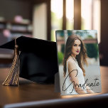 Plaque Photo Chic Graduation manuscrite noir photo Script<br><div class="desc">Cette plaque photo chic de graduation comporte un script noir écrit à la main sophistiqué sur une photo pleine tendance de votre diplômé. Customisez ce cadeau de grand gardien avec votre année et nom.</div>