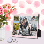 Plaque Photo Chic Soft Pink White Text Sisters Photo Collage<br><div class="desc">Un cadeau sincère pour votre soeur ou vos soeurs, téléchargez des photos de vos souvenirs préférés et célébrez la personne qui a toujours été à vos côtés. arrière - plan rose doux peut être ajusté à une couleur différente. Gardez les bons souvenirs à proximité, comme un rappel des gens extraordinaires...</div>