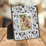 Plaque Photo Chiens Motif sans cadre Photo Easel Retour<br><div class="desc">Fabriqué pour paraître dimensionnel, une bordure de chiens noirs et blancs crée un cadre amusant pour votre photo préférée sur cette plaque de table avec un chevalet intégré. L'image est placée directement sur le panneau du carton dur pour une image incroyablement nette avec une surface nettoyée facile à essuyer. Idéal...</div>