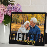 Plaque Photo Cinquantième Anniversaire Typographie surdimension<br><div class="desc">Plaque photo moderne pour votre anniversaire de mariage d'or. Le design comprend une typographie moderne surdimensionnée et un script de brosse en noir et or. Le modèle photo est configuré pour que vous puissiez ajouter l'une de vos photos préférées,  qui est affichée en format paysage.</div>