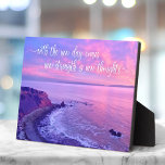 Plaque Photo Citation inspirante de Purple Pink Ocean Sunset<br><div class="desc">"Avec le nouveau jour vient une nouvelle force et de nouvelles pensées." Ce spectaculaire paysage côtier de Palos Verdes, Californie, immaculé, plage de falaises océaniques, pris près du coucher du soleil exsument la tranquillité et la solitude. Une citation inspirante dans le script de calligraphie blanche recouvre la photo. Appréciez toutes...</div>