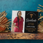 Plaque Photo Citation Inspirationnelle de l'école Médicale<br><div class="desc">Une plaque de fin d'études de médecine personnalisée en noir et or chic pour une infirmière ou un médecin diplômé d'un collège ou d'une université pour la classe de 2025. Customisez avec votre photo d'étudiant et le nom de l'école pour un grand cadeau de diplômé personnalisé. Conservez la citation inspirante...</div>