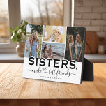 Plaque Photo Citation SISTERS & Collage photo Affichage cadeau<br><div class="desc">Un cadeau spécial et mémorable de collage photo pour soeurs. Le design comprend un montage photo de 4 (quatre) photos pour afficher 4 de vos propres photos jumelles spéciales. La citation sucrée dit "Les SOEURS font les meilleurs amis" avec un petit coeur mignon. Customisez simplement les noms pour en faire...</div>