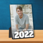 Plaque Photo Classe de la feuille de photo de grade Retour<br><div class="desc">Votre photo d'études supérieures préférée, votre nom et la classe de graduation de 2022, ou n'importe quelle année, mis directement sur un panneau en dur pour une image incroyablement nette avec une surface nettoyée facile à essuyer et un chevalet intégré. Idéal comme cadeau ou pour afficher votre photo préférée chez...</div>