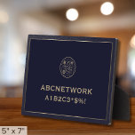Plaque Photo Code QR du mot de passe Wifi<br><div class="desc">Faites de l'espace grâce à notre Plaque de signalisation d'accès Wi-Fi. Avec votre code QR téléchargé sur un arrière - plan de marine riche, ce panneau combine style et fonctionnalité. La typographie classique en or affiche le nom du réseau et le mot de passe, assurant une connectivité transparente pour vos...</div>