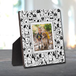 Plaque Photo Collage de chien sans cadre Photo Easel Retour<br><div class="desc">Fabriqué pour paraître dimensionnel, une bordure de chiens noirs et blancs crée un cadre amusant pour votre photo préférée sur cette plaque de table avec un chevalet intégré. L'image est placée directement sur le panneau du carton dur pour une image incroyablement nette avec une surface nettoyée facile à essuyer. Idéal...</div>
