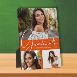 Plaque Photo Collage photo Orange Graduation<br><div class="desc">Vos photos préférées, le mot Graduate, votre nom et votre année de graduation en texte blanc élégant sur une orange, cette plaque photo sans cadre avec un chevalet intégré est un grand souvenir pour rappeler le jalon spécial de votre diplômé. **CONSEIL : Téléchargez toutes les photos horizontales pour obtenir les...</div>