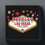 Plaque Photo Couple marié à Las Vegas, correspondance de vacanc<br><div class="desc">Cette conception est spéciale pour les couples qui se sont mariés à Las Vegas. Un design pleine couleur que si vous le portez,  vous recevrez des milliers de compliments. Portez-le avec votre mari-femme et créez des moments inoubliables à Las Vegas,  Nevada</div>