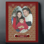 Plaque photo de Noël conception victorieuse<br><div class="desc">Plaque photo de Noël design victorien pour cadeau unique. Cadeau de vacances pour bureau ou bureau. Anniversaire, mariage, anniversaire ou toute autre photo commémorative d'occasion spéciale. Il s'agit d'une plaque imprimée sans ornements séparés. Parfait pour cadeau de Noël, cadeau mariage ou souvenir d'une occasion spéciale. Téléchargez votre propre photo pour...</div>