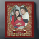 Plaque photo de Noël conception victorieuse<br><div class="desc">Plaque photo de Noël design victorien pour cadeau unique. Cadeau de vacances pour bureau ou bureau. Anniversaire, mariage, anniversaire ou toute autre photo commémorative d'occasion spéciale. Il s'agit d'une plaque imprimée sans ornements séparés. Parfait pour cadeau de Noël, cadeau mariage ou souvenir d'une occasion spéciale. Téléchargez votre propre photo pour...</div>
