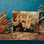 Plaque Photo Détail d'une poitrine mariage représentant des sol (Côté)