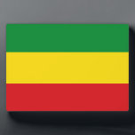 Plaque Photo Drapeau rastafarien Rasta Ethiopie<br><div class="desc">Les couleurs rouge, vert et jaune représentent le drapeau du Rastafarianisme, mais c'est aussi un drapeau de l'Ethiopie. Voici un cadeau Rasta de haute qualité et un grand design pour tous les rastafariens. Visitez notre magasin pour trouver plus de cadeaux Rasta cool et d'autres idées cadeaux de drapeaux du monde....</div>