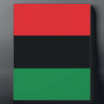 Plaque Photo Drapeau rouge, noir et vert<br><div class="desc">Les 3 couleurs panafricaines sur le drapeau représentent : le rouge : le sang qui unit tous les peuples d'ascendance africaine noire, et versé pour la libération ; le NOIR : les noirs dont l'existence en tant que nation, bien qu'elle ne soit pas un État-nation, est affirmée par l'existence du...</div>