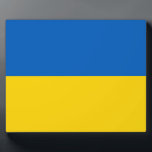 Plaque Photo Drapeau ukrainien (Ukraine)<br><div class="desc">Ce dessin présente le drapeau national de l'Ukraine, qui est un pays d'Europe de l'Est. L'Ukraine borde la Russie à l'est et au nord-est ; la Biélorussie au nord ; la Pologne, la Slovaquie et la Hongrie à l'ouest ; et la Roumanie, la Moldavie et la mer Noire au sud....</div>