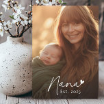 Plaque Photo Écriture manuscrite Nana Est année avec photo du c<br><div class="desc">Plaque photo avec le texte "Nana" dans une police manuscrite avec un petit coeur à la fin et l'année suivante comme une couverture blanche sur votre photo.</div>