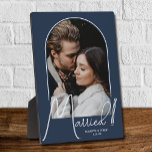 Plaque Photo Elégant Arc Mariage photo Marine bleu<br><div class="desc">Un garde spécial présente votre photo mariage dans un design élégant en arc avec le texte "Marié" dans le texte chic avec vos noms et la date mariage sur un arrière - plan bleu marine. Un beau cadeau pour votre famille et un souvenir fabuleux à présenter dans votre propre maison....</div>