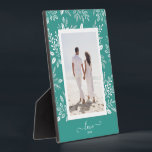 Plaque Photo Elégant blanc Botanical Tabletop Easel Photo<br><div class="desc">La plaque en plateau avec chevalet intégré présente votre photo préférée entourée d'une belle bordure de feuillage blanc, de points et de baies sur un arrière - plan turquoise. MODIFIEZ la couleur de l'arrière - plan pour CORRESPONDRE à votre photo. CHANGER le texte LOVE à n'importe quoi - CONSEIL :...</div>