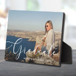 Plaque Photo Élégant Blancs<br><div class="desc">Votre photo préférée,  le mot Graduate,  votre nom et votre année de graduation en texte blanc élégant sur le devant,  cette plaque photo sans cadre avec un chevalet intégré est un grand souvenir pour rappeler le jalon spécial de votre diplômé. Correspondance d'articles dans notre magasin.</div>