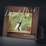 Plaque Photo Élégant M. & Mrs Script Rustic Mariage Photo<br><div class="desc">Ce design est composé d'un "cadre" en bois rustique et d'un texte élégant. Cliquez sur le bouton personnaliser pour plus de flexibilité dans la modification du texte. Des variantes de cette conception, différents types de papier, ainsi que des produits de coordination sont disponibles dans notre boutique, zazzle.com/store/doodlelulu. Contactez-nous si vous...</div>