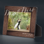 Plaque Photo Élégant M. & Mrs Script Rustic Mariage Photo<br><div class="desc">Ce design est composé d'un "cadre" en bois rustique et d'un texte élégant. Cliquez sur le bouton personnaliser pour plus de flexibilité dans la modification du texte. Des variantes de cette conception, différents types de papier, ainsi que des produits de coordination sont disponibles dans notre boutique, zazzle.com/store/doodlelulu. Contactez-nous si vous...</div>