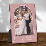 Plaque Photo Elégant Mariage Arc Photo Dusty Rose<br><div class="desc">Un garde spécial présente votre photo mariage dans un design élégant en arc avec le texte "Marié" dans le texte chic avec vos noms et la date mariage sur un arrière - plan rose poussiéreux. Un beau cadeau pour votre famille et un souvenir fabuleux à présenter dans votre propre maison....</div>
