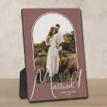 Plaque Photo Élégant Mariage Arc Rose photo Taupe<br><div class="desc">Un garde spécial présente votre photo mariage dans un design élégant en arc avec le texte "Marié" dans le texte chic avec vos noms et la date mariage sur un arrière - plan taupe rose. Un beau cadeau pour votre famille et un souvenir fabuleux à présenter dans votre propre maison....</div>