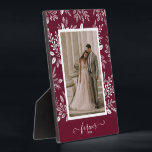 Plaque Photo Elégant mariage photo sans cadre Easel<br><div class="desc">Une plaque de table avec chevalet intégré présente votre photo préférée entourée d'une belle bordure de feuillage blanc, de points et de baies sur un arrière - plan bordeaux. MODIFIEZ la couleur de l'arrière - plan pour CORRESPONDRE à votre photo. CHANGER le texte FOREVER à n'importe quoi - CONSEIL :...</div>