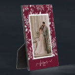 Plaque Photo Elégant mariage photo sans cadre Easel<br><div class="desc">Une plaque de table avec chevalet intégré présente votre photo préférée entourée d'une belle bordure de feuillage blanc, de points et de baies sur un arrière - plan bordeaux. MODIFIEZ la couleur de l'arrière - plan pour CORRESPONDRE à votre photo. CHANGER le texte FOREVER à n'importe quoi - CONSEIL :...</div>