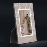 Plaque Photo Elégant mariage photo sans cadre Easel<br><div class="desc">La plaque de Tabletop avec chevalet intégré présente votre photo préférée entourée d'une belle bordure de feuillage blanc, de points et de baies sur un arrière - plan taupe rose pâle. MODIFIEZ la couleur de l'arrière - plan pour CORRESPONDRE à votre photo. CHANGER le texte FOREVER à n'importe quoi -...</div>