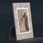 Plaque Photo Elégant mariage photo sans cadre Easel<br><div class="desc">La plaque de Tabletop avec chevalet intégré présente votre photo préférée entourée d'une belle bordure de feuillage blanc, de points et de baies sur un arrière - plan taupe rose pâle. MODIFIEZ la couleur de l'arrière - plan pour CORRESPONDRE à votre photo. CHANGER le texte FOREVER à n'importe quoi -...</div>