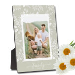 Plaque Photo Élégant Porte-photo Retourner Porte-photo sans cad<br><div class="desc">La plaque de Tabletop avec chevalet intégré présente votre photo préférée entourée d'une belle bordure de feuillage blanc, de points et de baies sur un arrière - plan vert pâle. MODIFIEZ la couleur de l'arrière - plan pour CORRESPONDRE à votre photo. CHANGER le texte FAMILY à n'importe quoi - CONSEIL...</div>