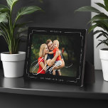 Plaque Photo Élégant Script Meilleur Papa Jamais Custom Photo K<br><div class="desc">Célébrez le meilleur papa jamais avec un souvenir inoubliable! Surprenez le meilleur papa jamais avec un cadeau inoubliable qui capture des moments chéris et l'amour de sa famille. Notre élégante plaque de garde photo en script "Papa" peut être personnalisée avec sa photo, le nom de papa, et le nom de...</div>