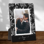 Plaque Photo Elégante florale blanche sur noir Easel-Back photo<br><div class="desc">La plaque en plateau avec chevalet intégré présente votre photo préférée entourée d'une belle bordure de feuillage blanc, de points et de baies sur un arrière - plan noir. CHANGER le texte LOVE à n'importe quoi - CONSEIL : mettez votre texte entre les deux carrés pour conserver les swashes de...</div>