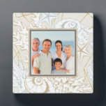 Plaque Photo Élégante photo personnalisée de coquillages de mer<br><div class="desc">Ce design élégant présente votre photo préférée entourée d'un cadre de coquillages et de corail #maison #décoration #décorationintérieure #nautique #marin #coquillages #corail #intérieurs #intérieursmaison #design #concepteur #plaques #enseignes #famille #cadeau #cadeauxpersonnalisés #cadeauxphoto #maisonplage #bateau #voilier #yacht #amour #décornautique</div>