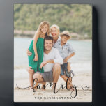 Plaque Photo Élégante typographie de script Famille Photo<br><div class="desc">Typographie moderne Elégante Famille Photo Signé avec votre photo préférée et votre nom avec notre typographie tendance de la famille de mots avec un petit coeur à la fin. Un grand rappel de combien vous aimez votre famille!</div>