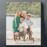 Plaque Photo Élégante typographie de script Famille Photo<br><div class="desc">Typographie moderne Elégante Famille Photo Signé avec votre photo préférée et votre nom avec notre typographie tendance de la famille de mots avec un petit coeur à la fin. Un grand rappel de combien vous aimez votre famille!</div>