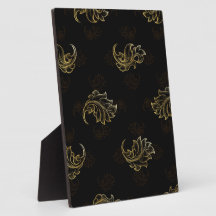 Élégantes volutes florales dorées sur fond noir