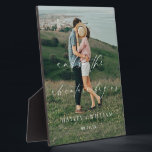 Plaque Photo Ellesmere Et Donc L'Aventure Commence Mariage<br><div class="desc">Ajoutez la touche finale à votre mariage avec ce panneau de devis personnalisé. Personnalisez le panneau avec votre propre image. Le panneau présente un design minimaliste avec un titre de calligraphie de script. L'en-tête de script est une image qui ne peut pas être modifiée. Tous les autres textes sont entièrement...</div>