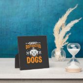 Plaque Photo Facilement Distrait Par Les Chiens (Insitu)
