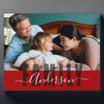 Plaque Photo Famille Personnalisée Nom Une photo<br><div class="desc">Le modèle amusant et facile peut être ajusté pour n'importe quel nom. Impossible de modifier le texte de superposition de famille. Autres couleurs disponibles. Une option Photo.</div>