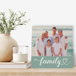 Plaque Photo Family Love Script Custom Grey Green Photo<br><div class="desc">Décor maison sur table personnalisée avec une photo de famille préférée avec un design minimaliste de la typographie blanche "famille" qui comprend élégamment fleurir et détails de coeur. Notez que l'arrière - plan gris vert et le texte blanc peuvent être customisés. Une idée cadeau unique pour vos proches !</div>