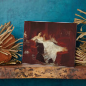 Plaque Photo Femme sur un canapé rouge (Côté)