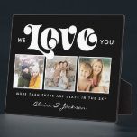 Plaque Photo Fête des mères Nous t'aimons Maman Famille Photo C<br><div class="desc">Nous vous aimons ! Pour la meilleure maman ou grand-mère Jamais dans votre vie,  un collage photo moderne et branché de la famille Instagram jetez un oreiller avec la typographie de script moderne et votre nom personnel et message sur le noir élégant.</div>