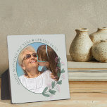 Plaque Photo Fête des mères Photo Fleur sauvage rose Cadre phot<br><div class="desc">Plaque photo avec cadre fleur sauvage et texte modifiable pour personnaliser pour n'importe quelle occasion. Le modèle photo est configuré pour que vous puissiez ajouter votre image, qui est affichée en forme ronde. Ce design élégant et délicat présente un cadre photo floral avec des fleurs sauvages roses et de la...</div>
