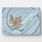Plaque Photo Feuille d'érable gelée sur de la glace (Devant)