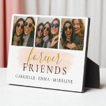 Plaque Photo Forever Friends 3 Photo Collage Amitié Cadeau<br><div class="desc">Célébrez votre amitié grâce à une plaque de collage trois photos avec un élégant scénario et vos souvenirs préférés. Un cadeau intemporel pour honorer les rires,  l'amour et la loyauté que seuls les vrais amis partagent.</div>